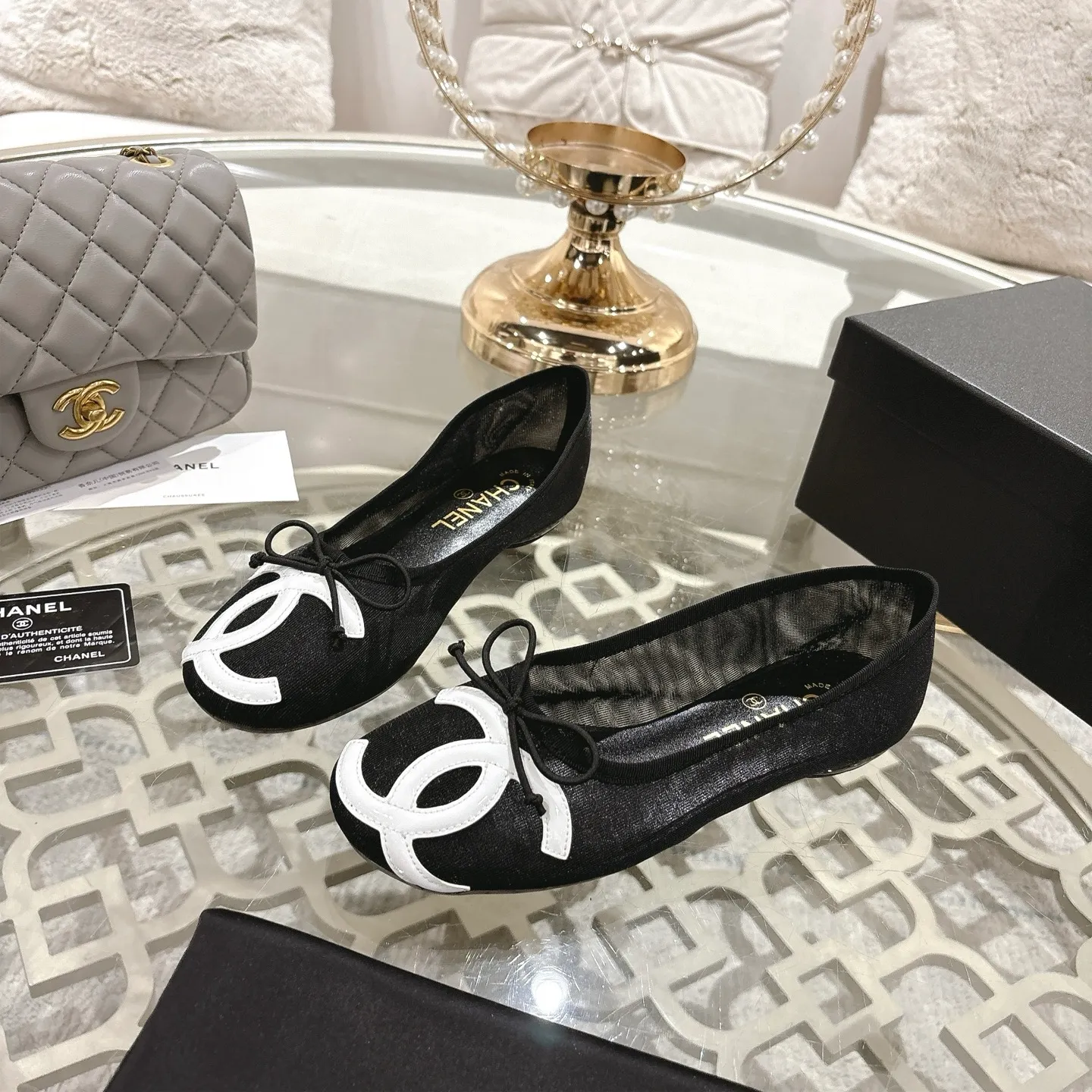 👟👟Ex-factory price 520👟👟 Mesh [purchase-level quality] CHANEL Xiaoxiang 25/A new summer bow-tie shoes 💃 This pair of "dancing shoes" is really breathtakingly beautiful! Made of cowhide fabric + exquisite electric embroidery, every detail exudes a sense of high-end ~ classic bow design, Italian genuine leather sole, comfortable and elegant on the feet, a perfect must-have for fairies!  🌟 All counters are from the same source! All materials are customized according to the original 1:1, and are developed and patterned from genuine products. The quality is absolutely assured ~ a classic that must be bought every year, a versatile artifact that looks great whether paired with skirts or jeans!  💖 The perfect finishing touch for summer outfits, sisters, just do it! 👉 Fabric: Imported sheepskin Lining: Imported sheepskin Outsole: Private molded outsole Size: 35-40
